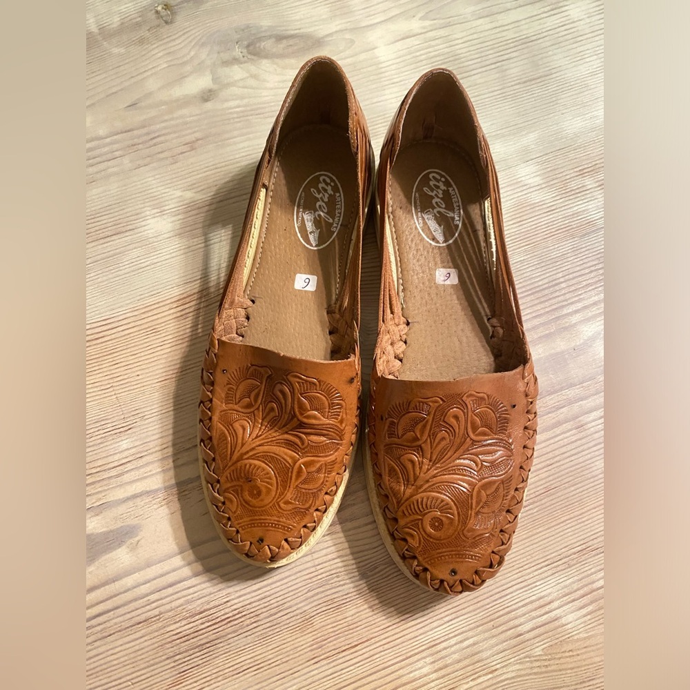 Beautiful Made In Mexico Huraches, size 9